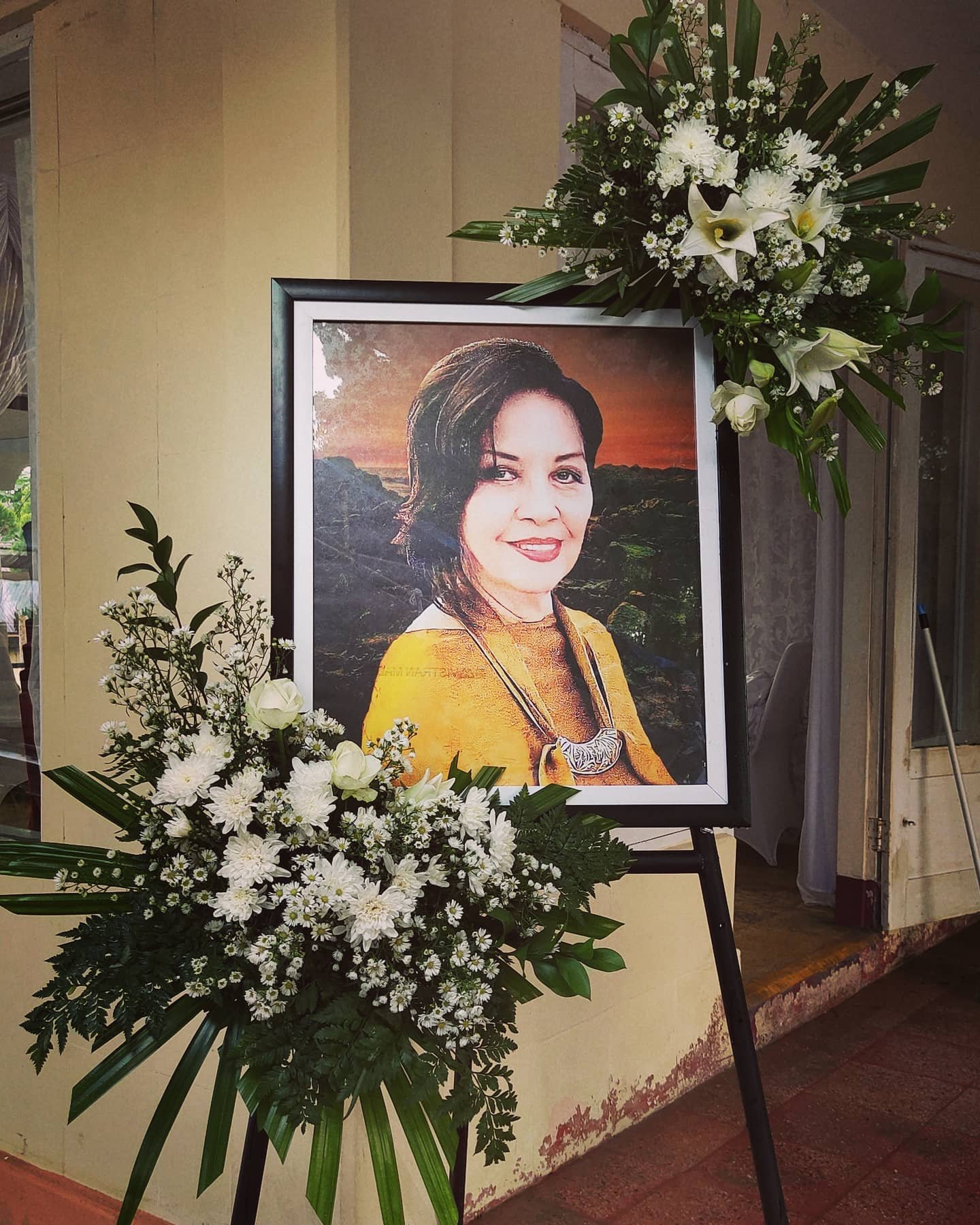 Dekorasi Bunga Foto Duka Cita Putih – Premium