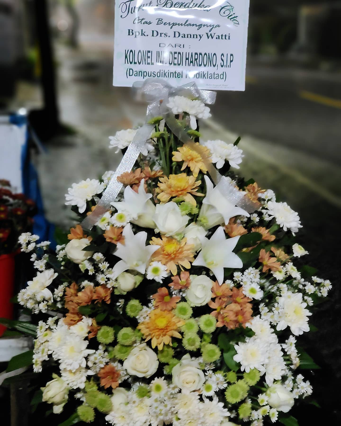 Bunga Meja atau Bunga Rangkaian Putih Kuning _ Medium - Gambar 3