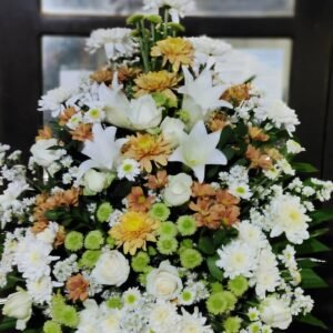 Bunga Meja atau Bunga Rangkaian Putih Kuning _ Medium