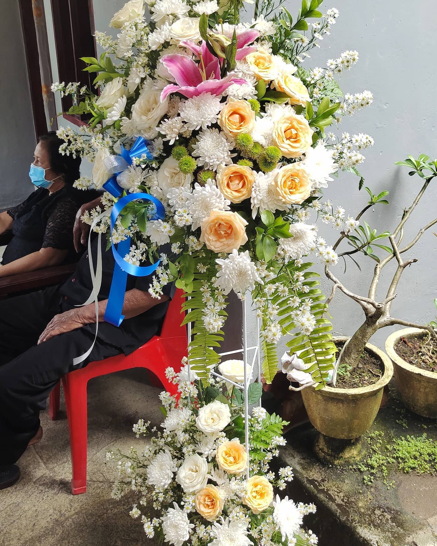 Standing Flower Duka Cita White Peach Lily – Premium