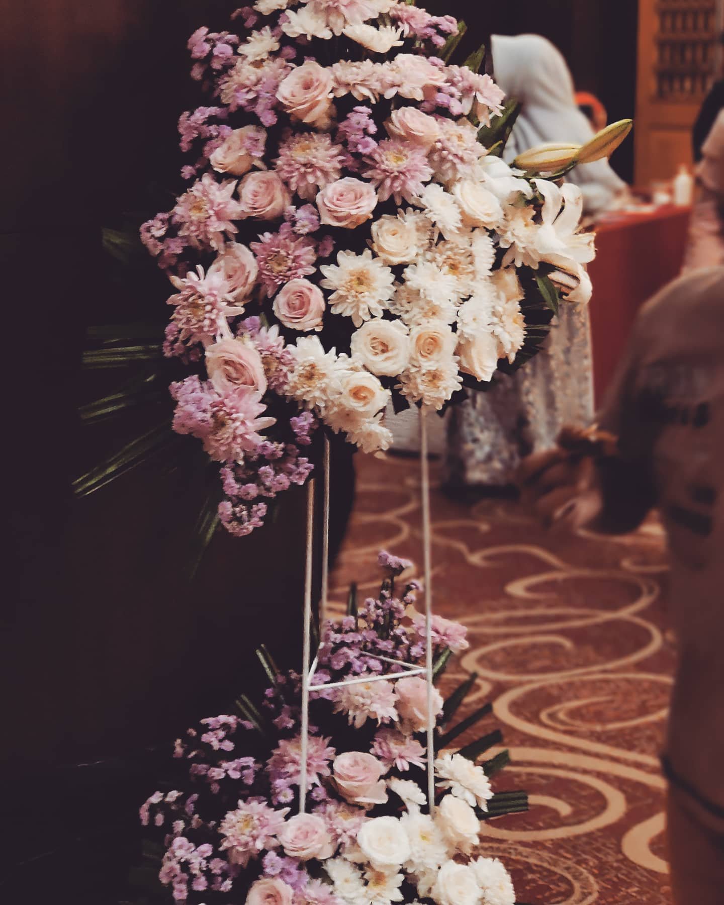 Standing Flower Duka Cita White Peach Lily – Premium - Gambar 2