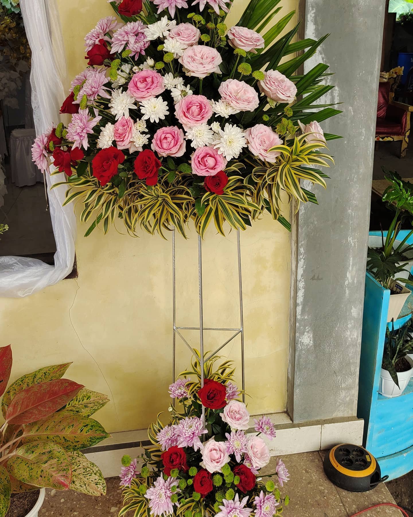 Standing Flower Duka Cita Red Ivory – Premium - Gambar 4