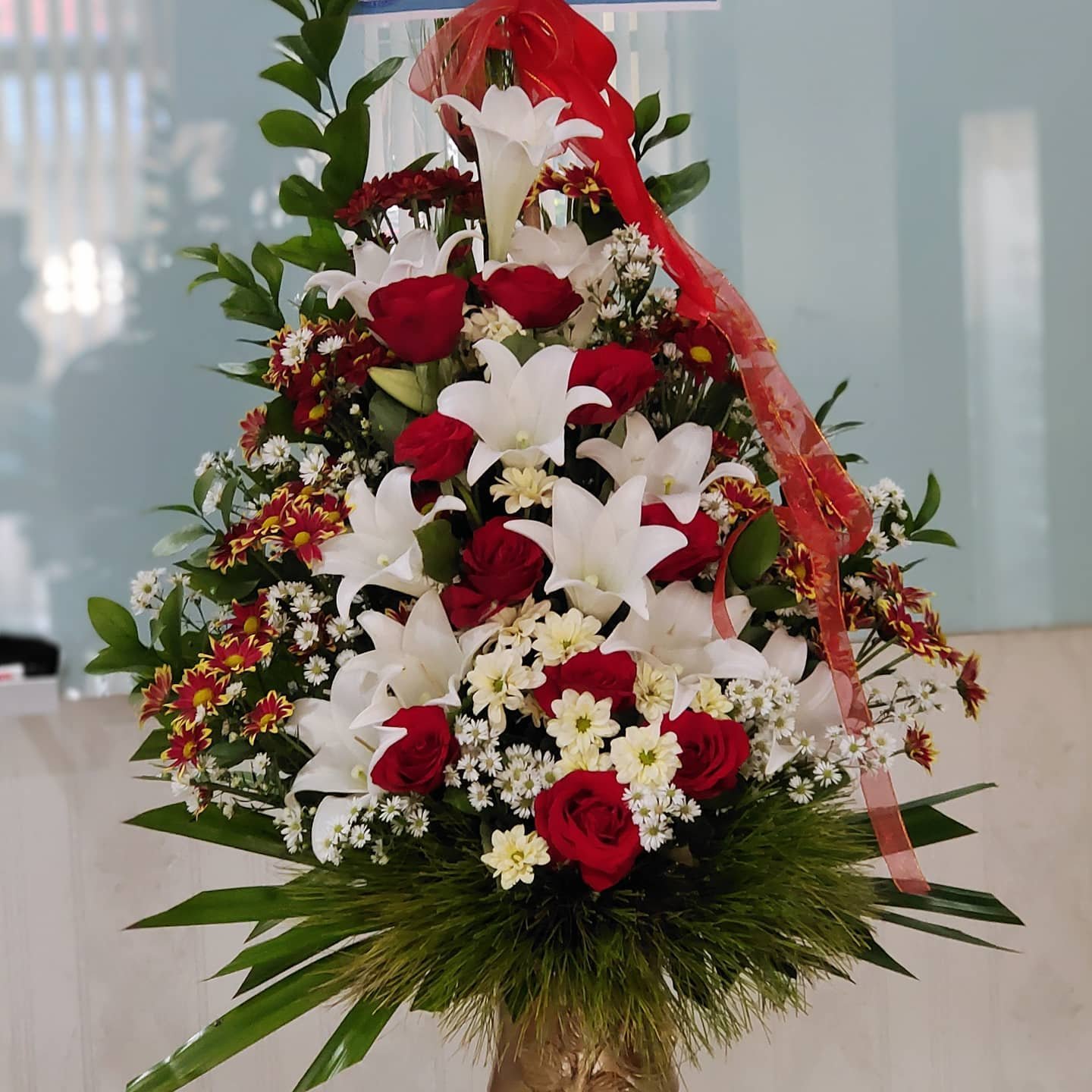 Bunga Meja Rangkaian Red White Lily – Medium