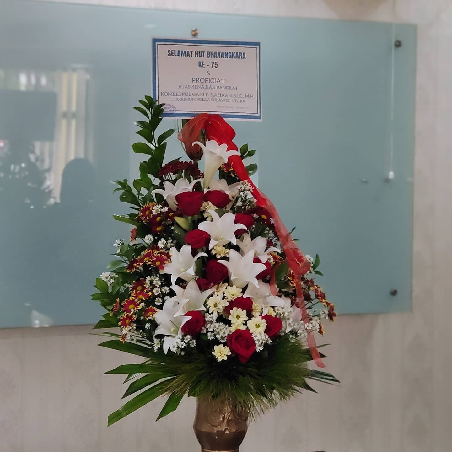 Bunga Meja Rangkaian Red White Lily – Medium - Gambar 4