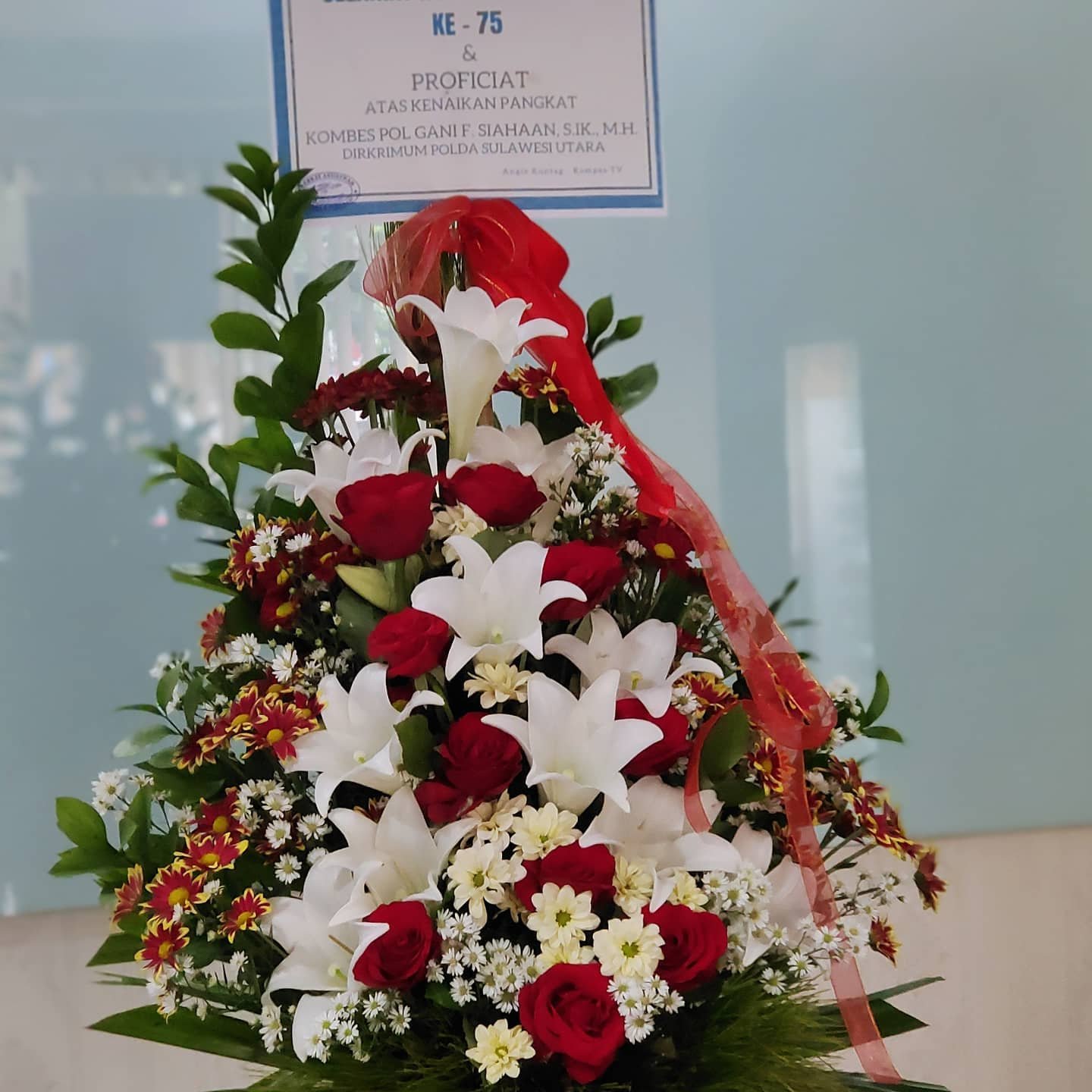 Bunga Meja Rangkaian Red White Lily – Medium - Gambar 3