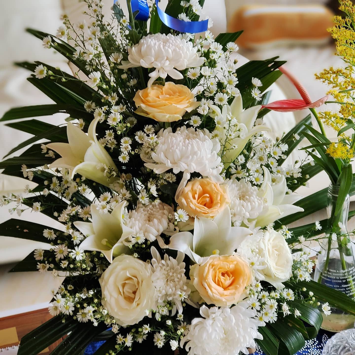 Bunga Meja Rangkaian White Peach Lily – Medium - Gambar 2