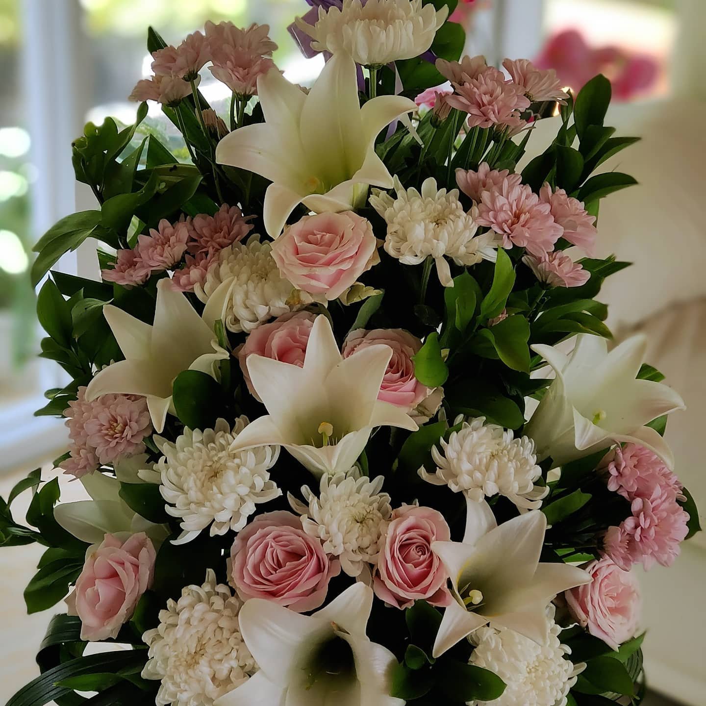 Bunga Meja Rangkaian Pink White Lily – Medium - Gambar 2