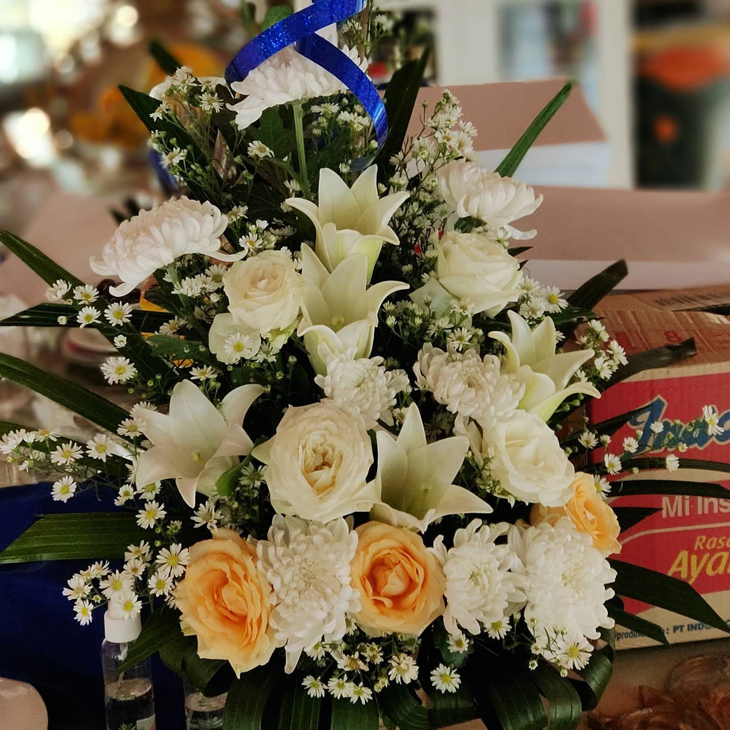 Bunga Meja Rangkaian White Peach Lily – Medium - Gambar 3