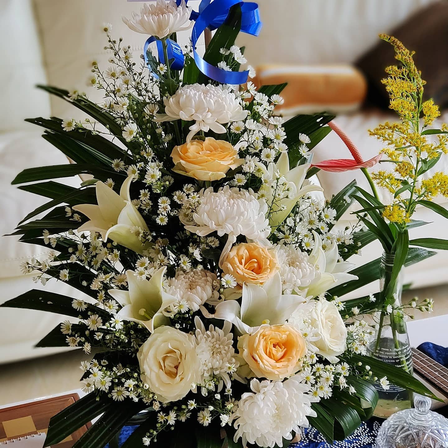 Bunga Meja Rangkaian White Peach Lily – Medium