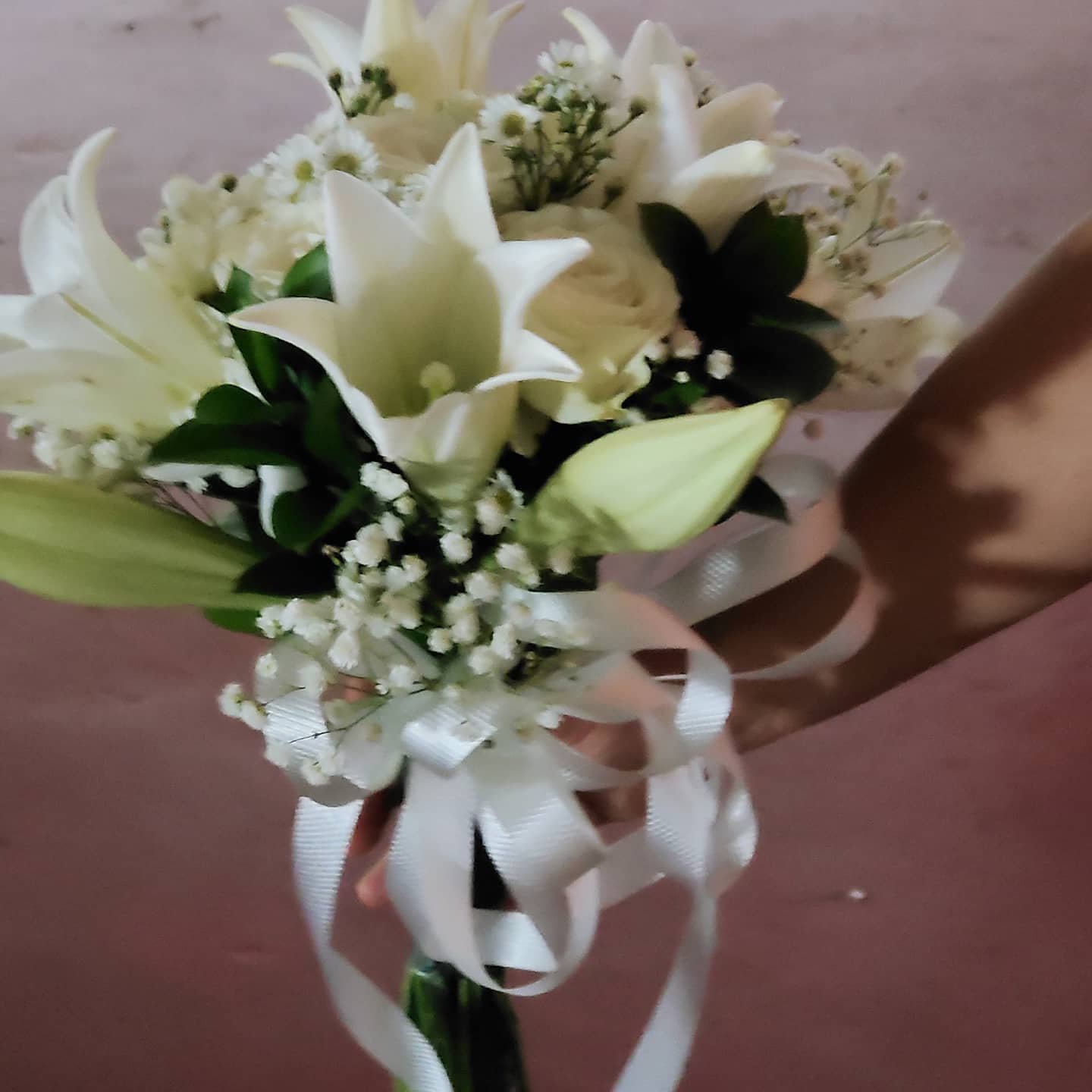Bunga Tangan Pengantin Putih Elegan – Premium - Gambar 4