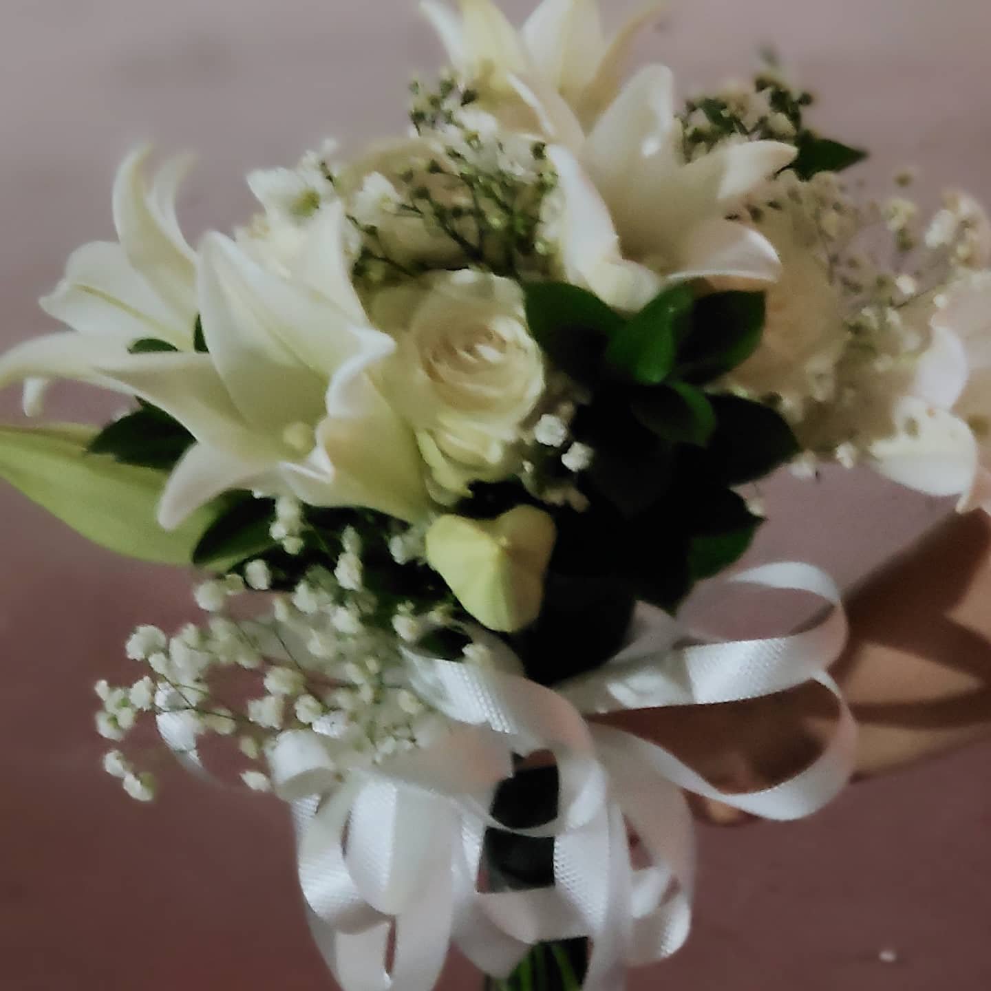 Bunga Tangan Pengantin Putih Elegan – Premium - Gambar 2