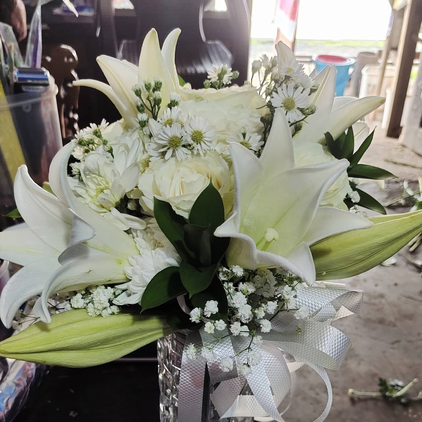 Bunga Tangan Pengantin Putih Elegan – Premium - Gambar 3