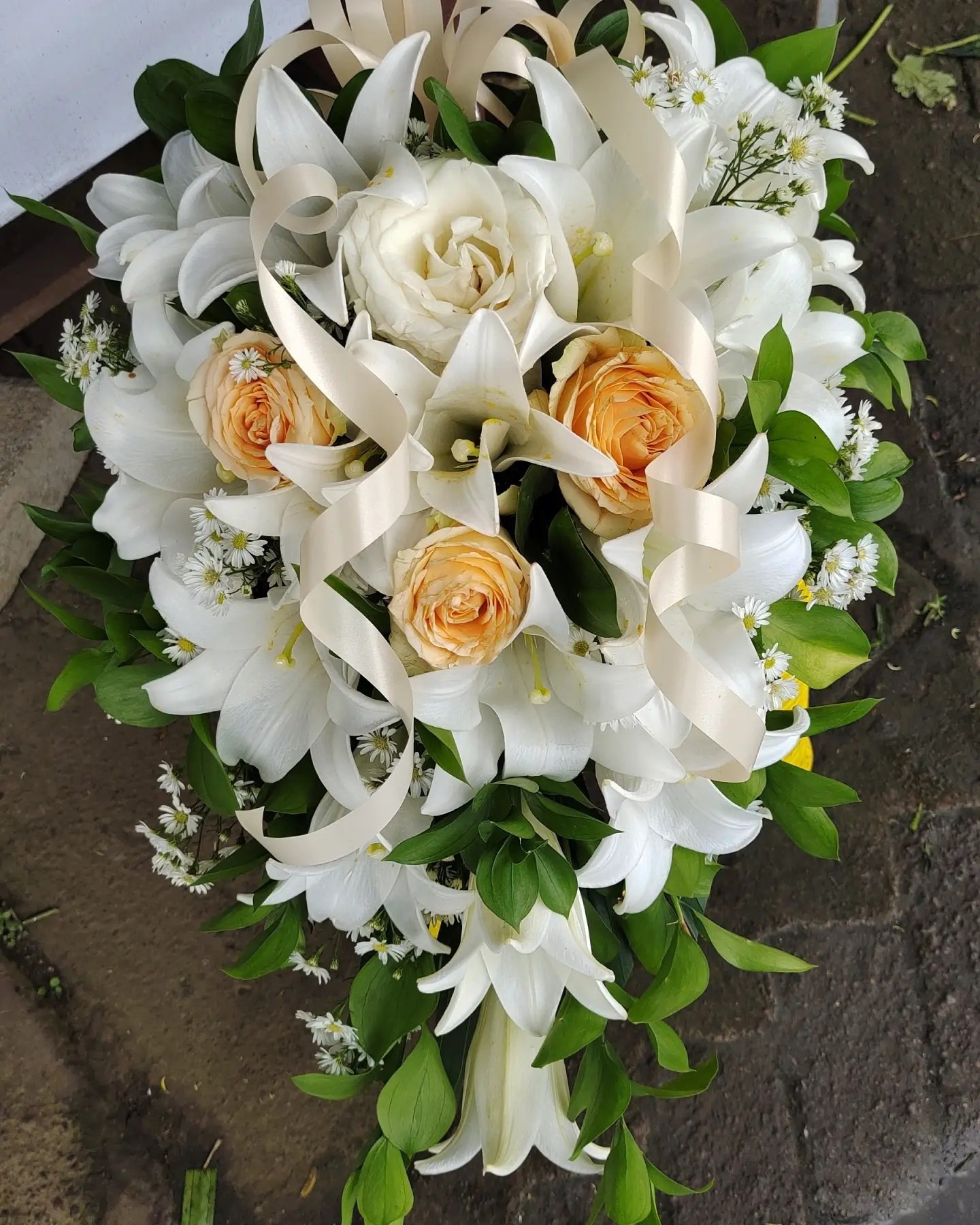 Bunga Tangan Duka Cita Lily Putih Peach – Premium
