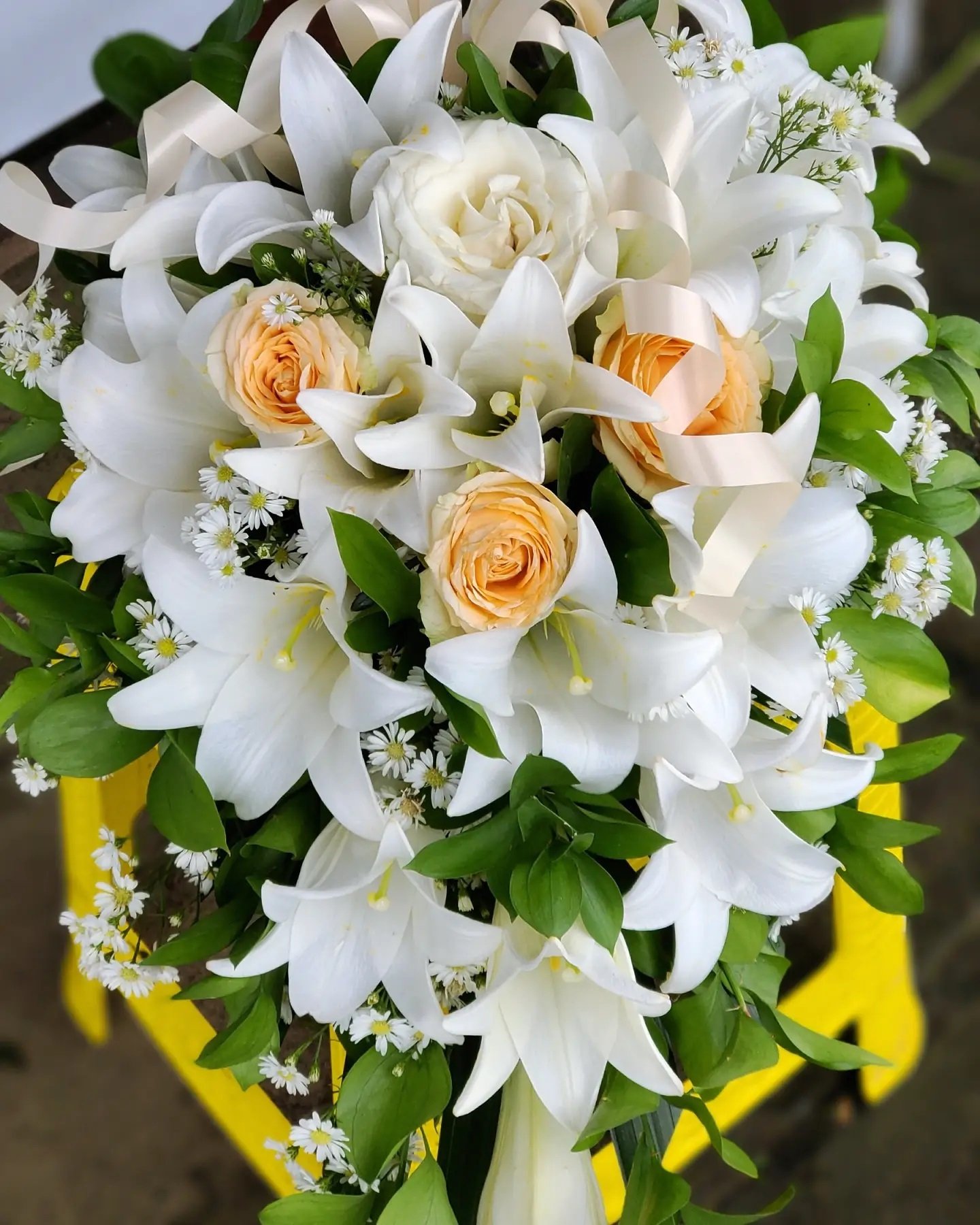 Bunga Tangan Duka Cita Lily Putih Peach – Premium - Gambar 2
