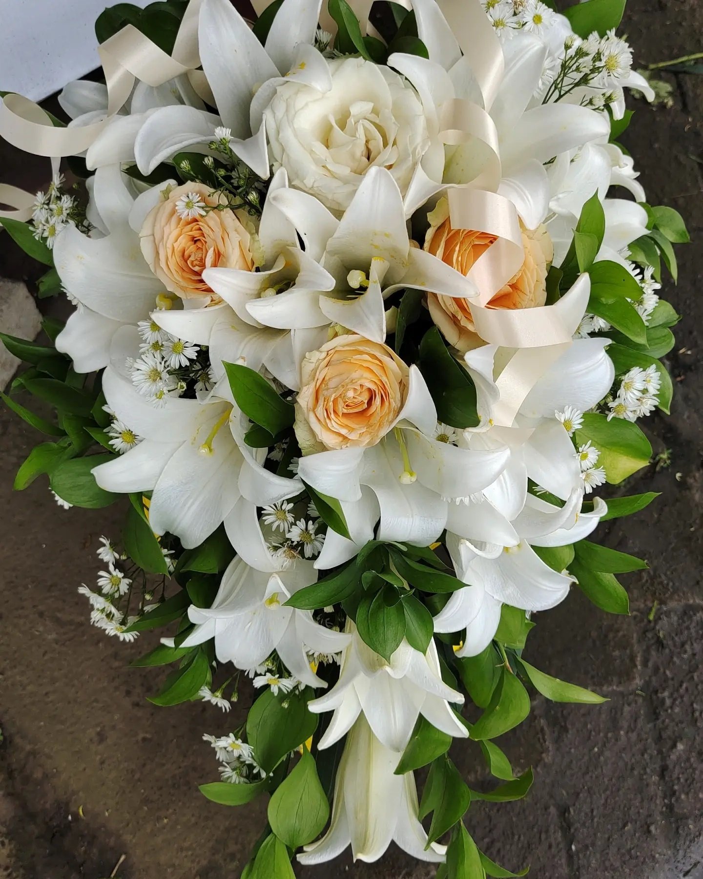 Bunga Tangan Duka Cita Lily Putih Peach – Premium - Gambar 3