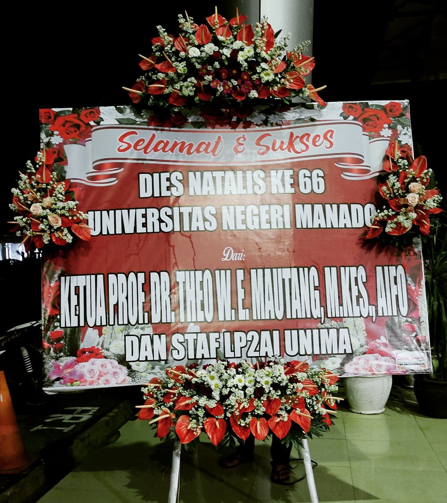 Bunga Papan Selamat & Sukses Merah – Premium