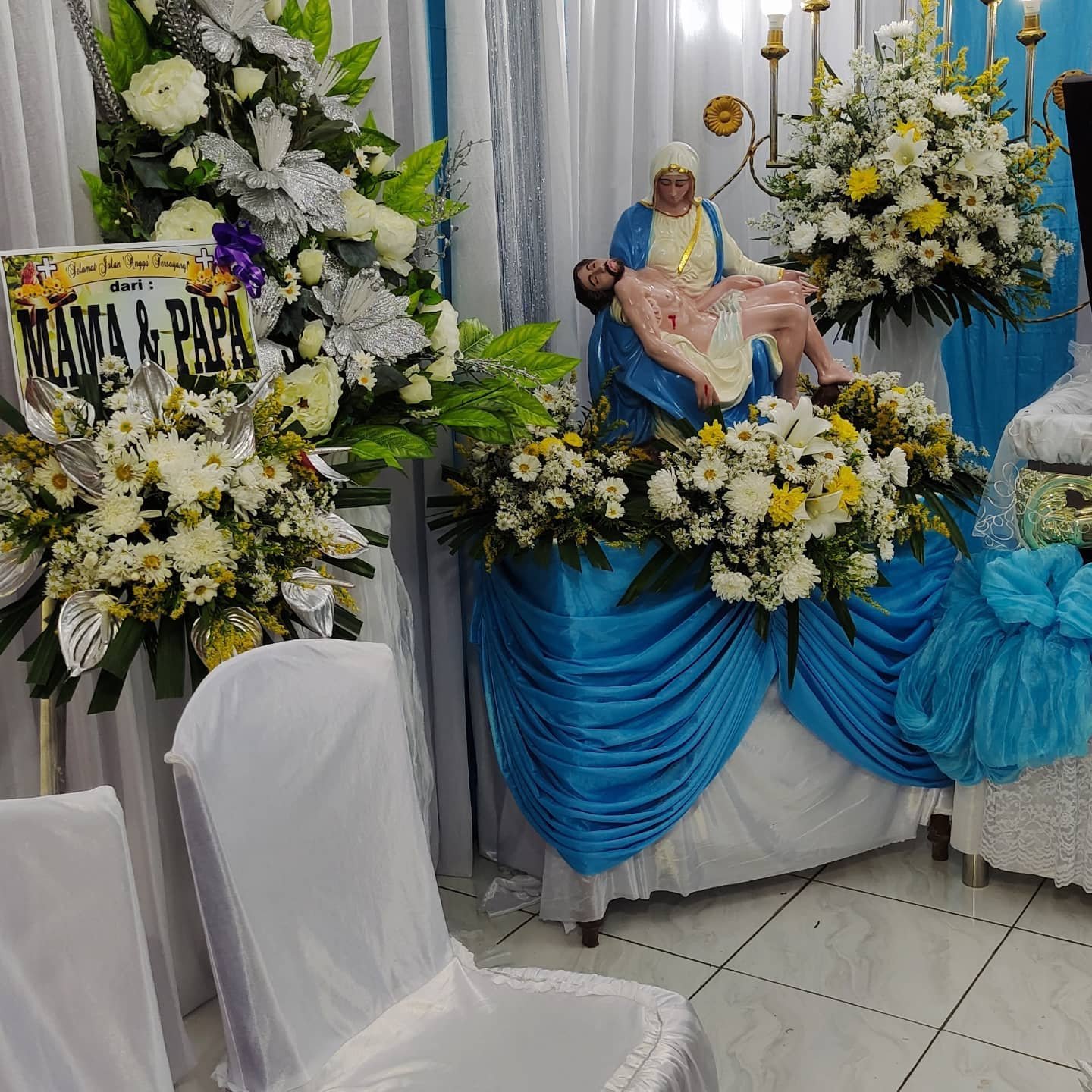 Dekorasi Bunga Foto Duka Cita Putih Kuning – Premium - Gambar 2