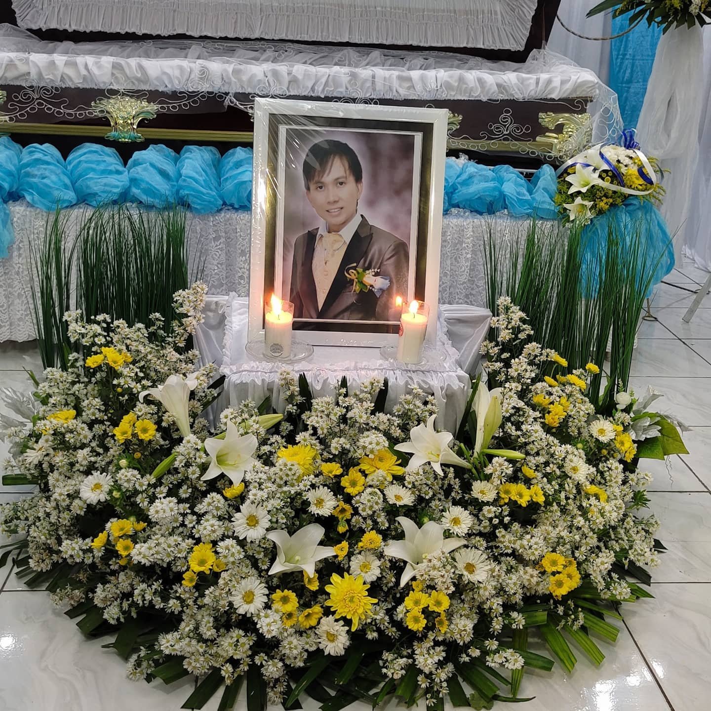 Dekorasi Bunga Foto Duka Cita Putih Kuning – Premium