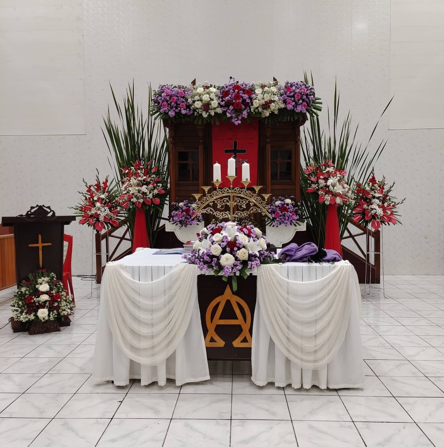 Dekorasi Mimbar Gereja Merah Putih Ungu – Premium