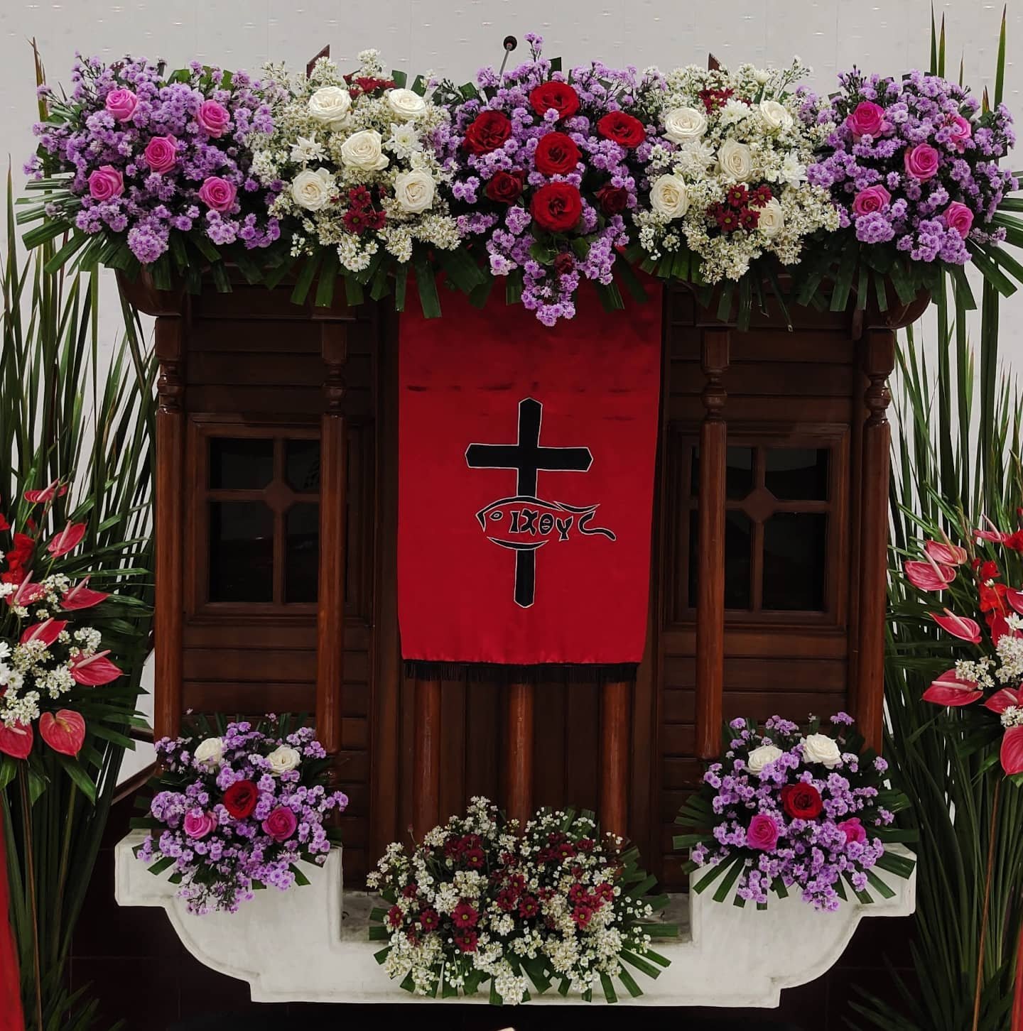 Dekorasi Mimbar Gereja Merah Putih Ungu – Premium - Gambar 5