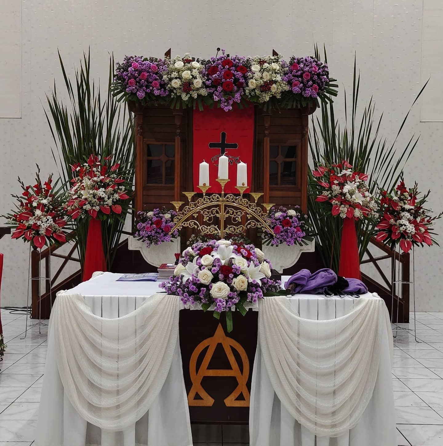 Dekorasi Mimbar Gereja Merah Putih Ungu – Premium - Gambar 2