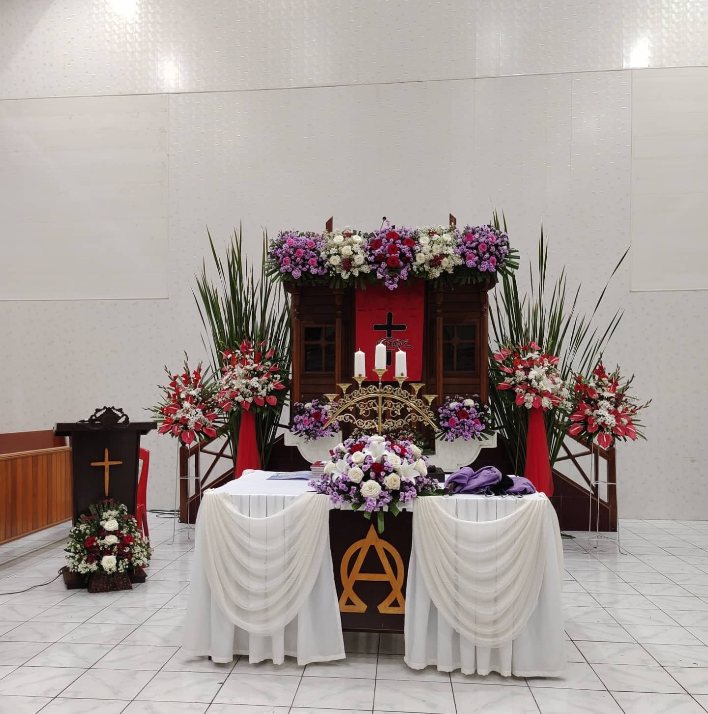Dekorasi Mimbar Gereja Merah Putih Ungu – Premium - Gambar 3