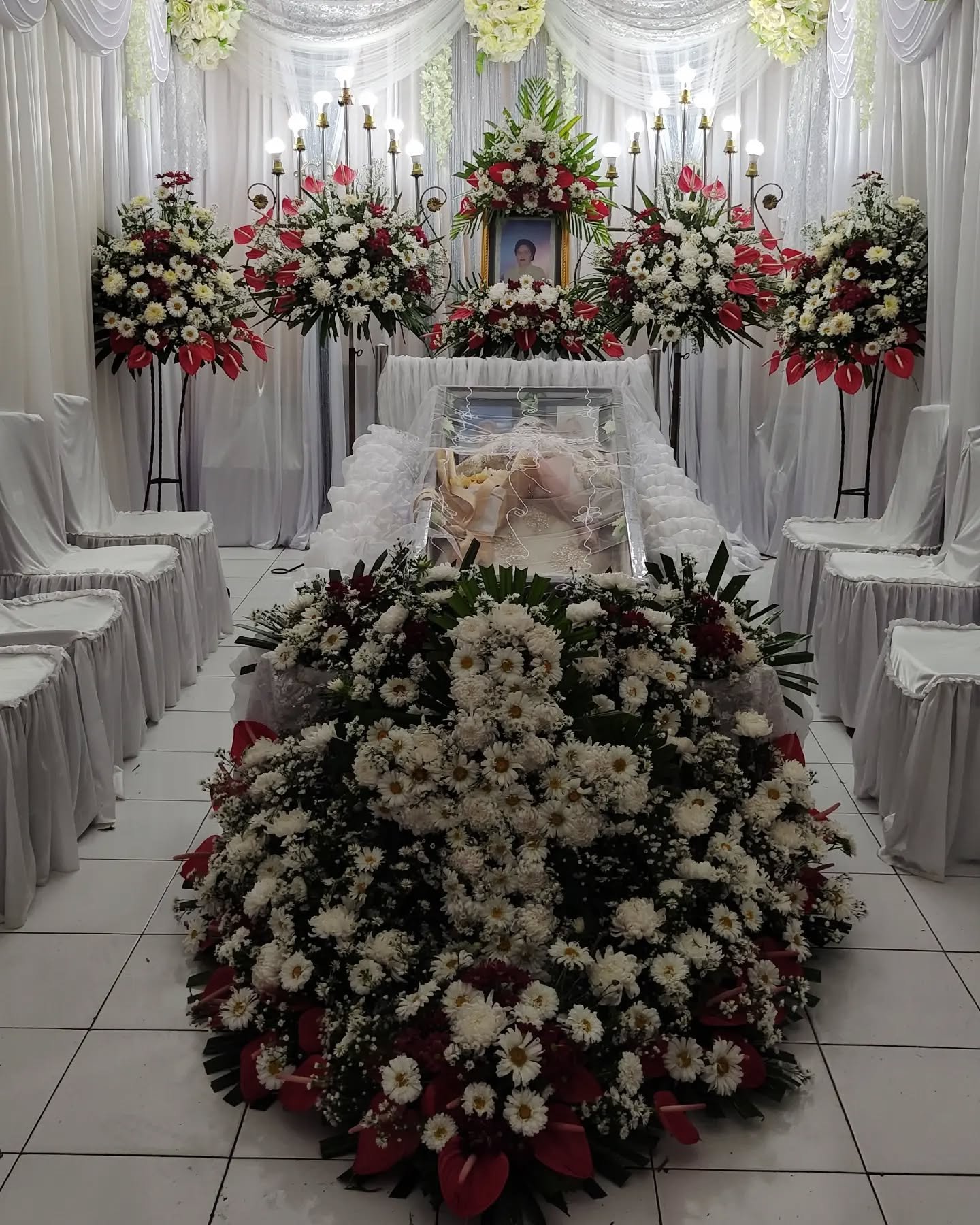 Paket Dekorasi Rumah Duka Red White Elegance – Premium