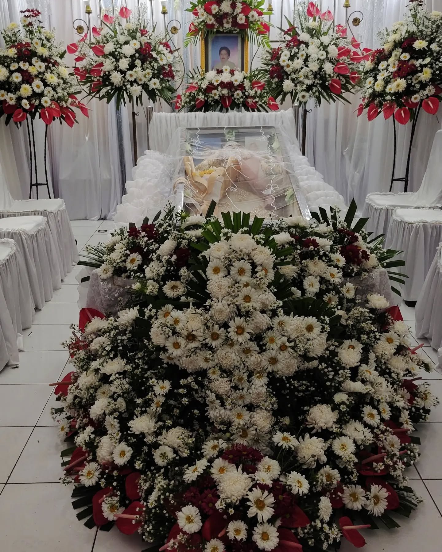 Paket Dekorasi Rumah Duka Red White Elegance – Premium - Gambar 2