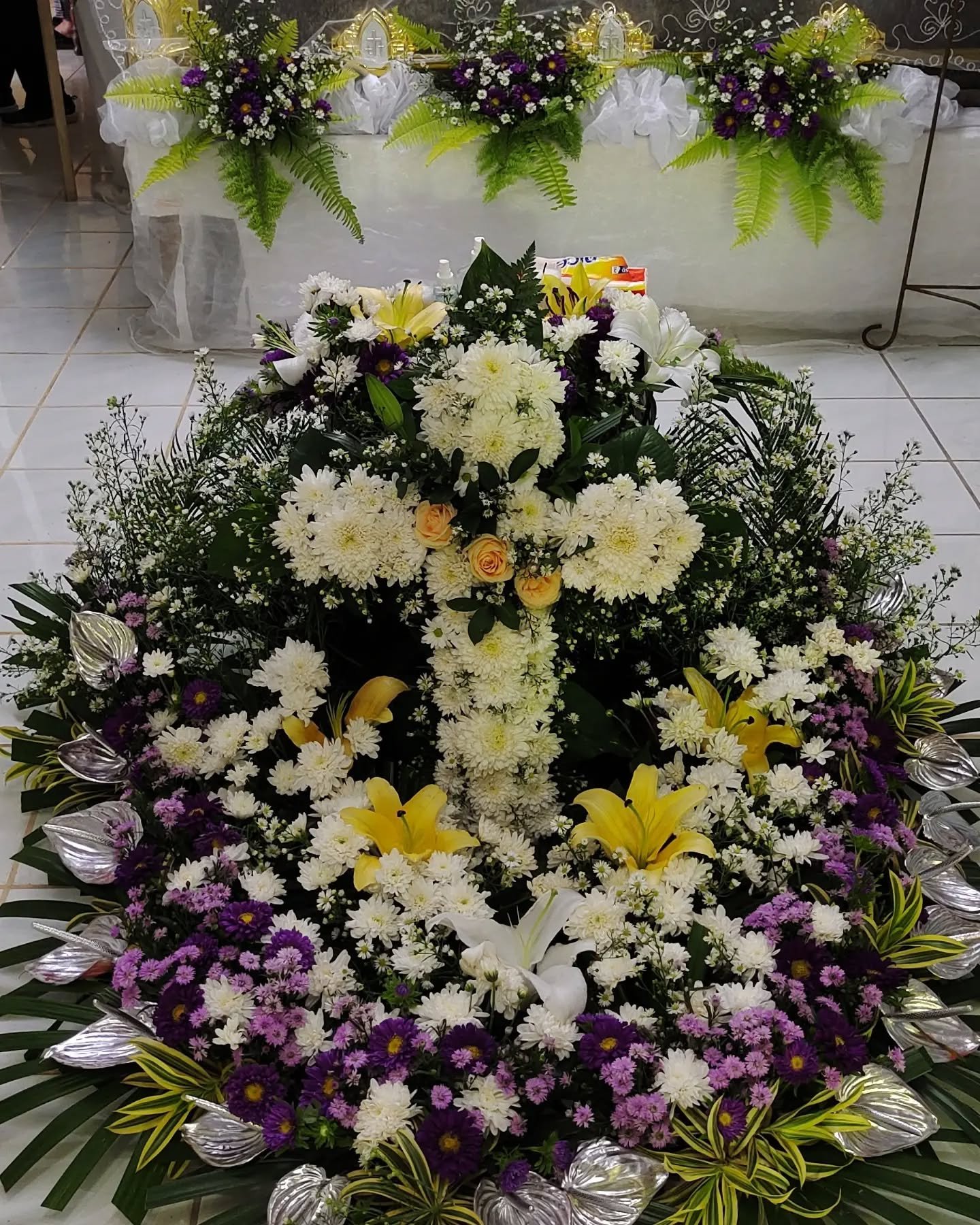 Paket Dekorasi Peti & Rumah Duka White Elegance – Premium - Gambar 2