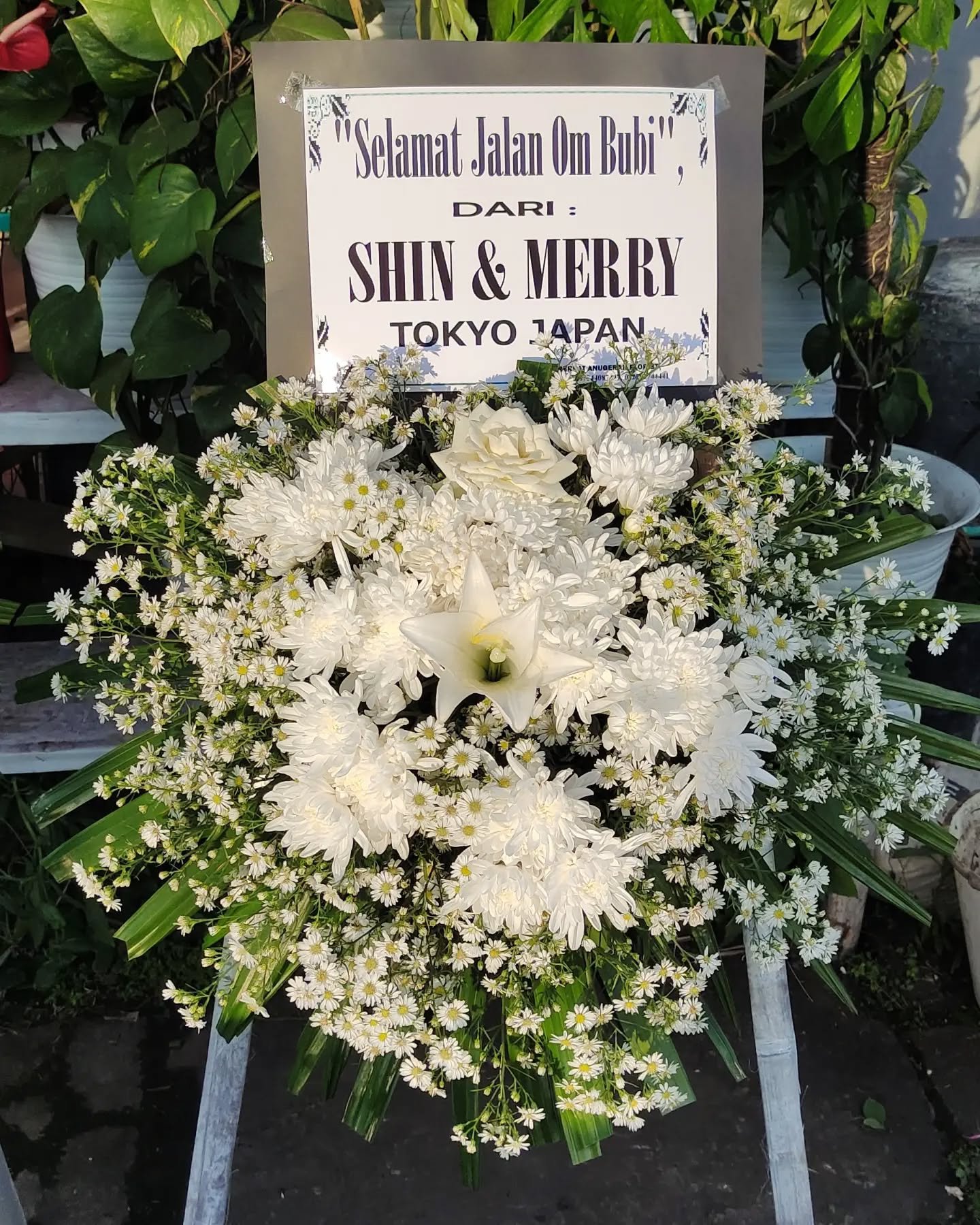 Standing Flower Duka Cita Putih Klasik – Medium - Gambar 3